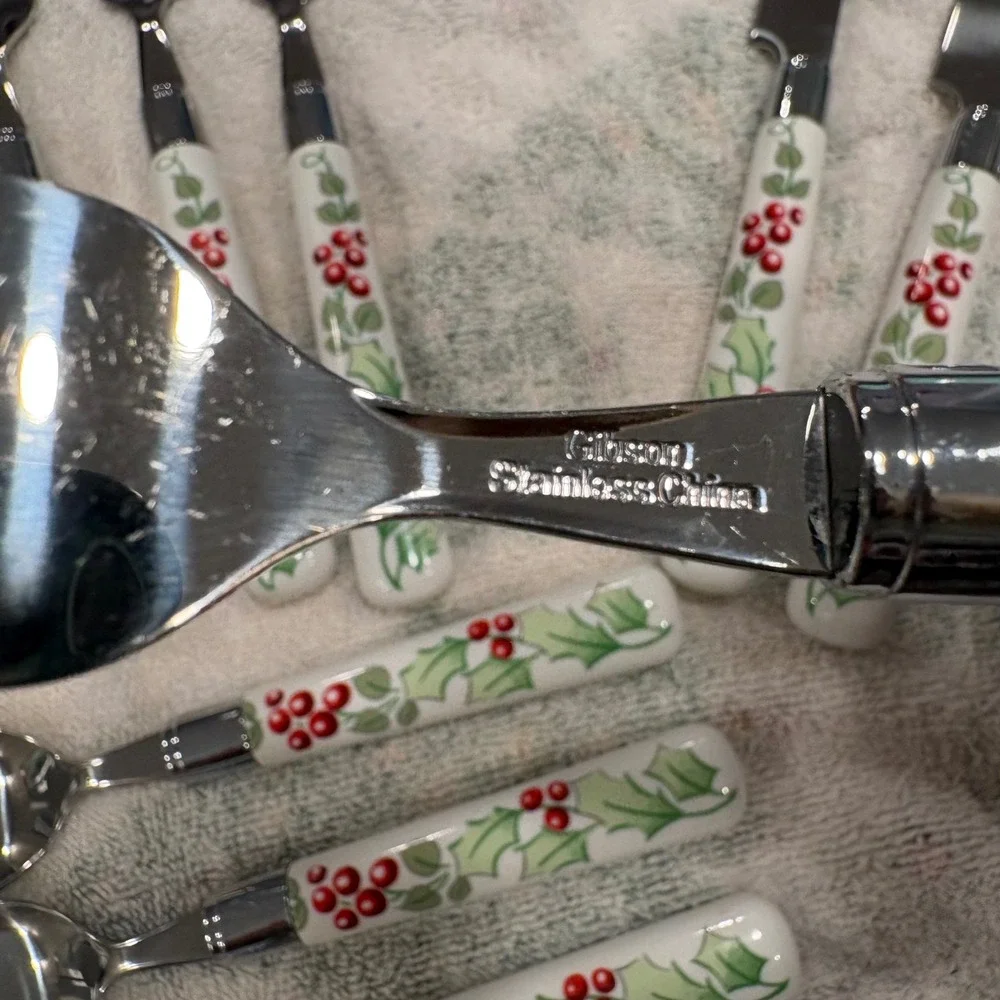 Gibson Christmas Flatware Set 16 Pc Berry Holly Plastic Handle 4 Place Settings